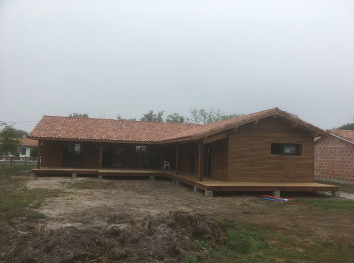 Maison en bois avec terrasse en caillebotis