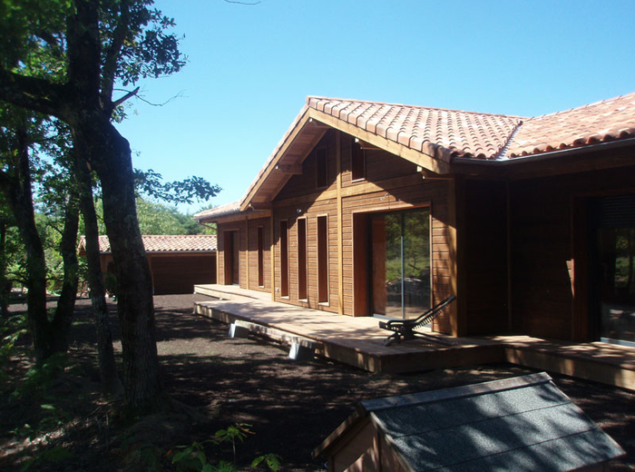 Maison en bois avec vie sur l’extérieur