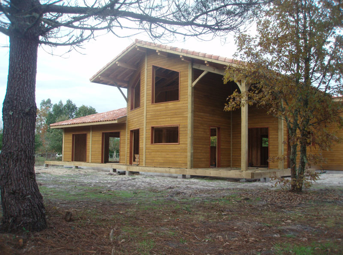 Maison en bois et son garage