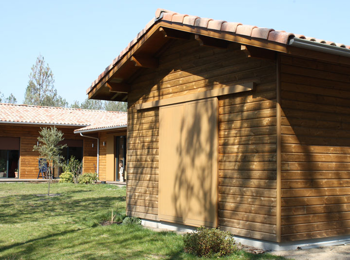 Maison en bois avec chevronnage apparent