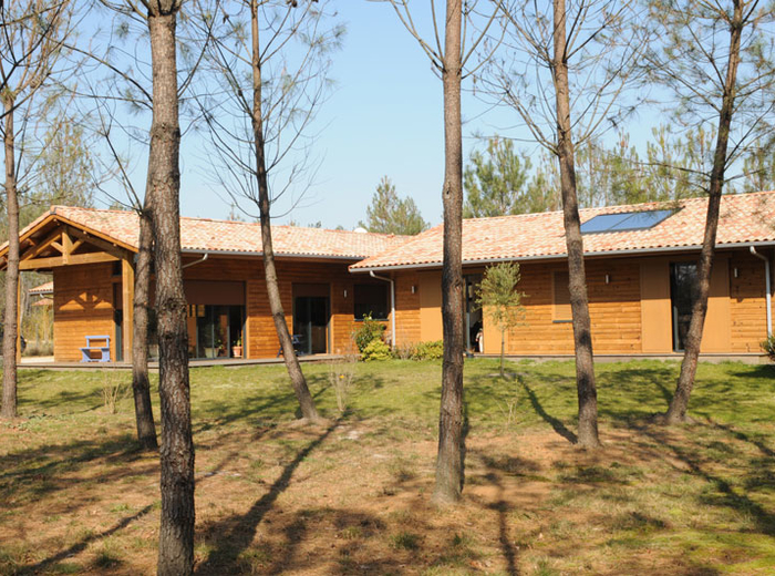 Maison en bois avec chevronnage apparent