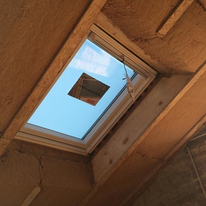 Pose de fenêtre de toit Velux pour votre maison sur-mesure