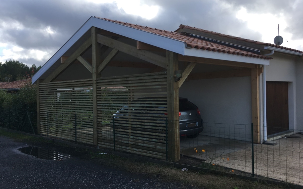 Abri voiture structure traditionnelle, demi-ferme, bandeaux et sous face pvc, couverture en tuiles