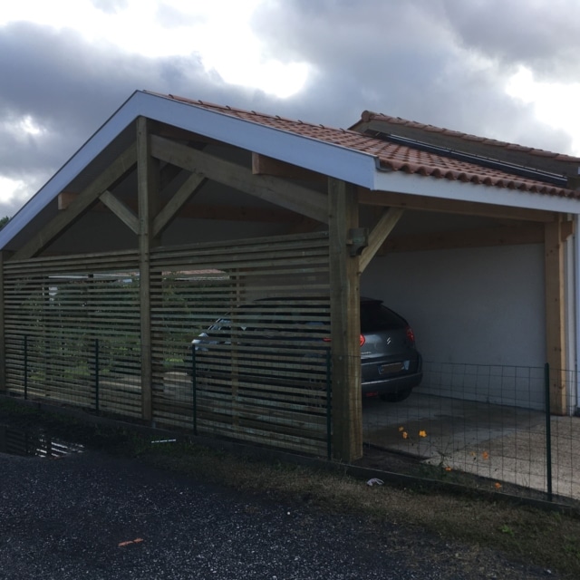 Abri voiture structure traditionnelle, demi-ferme, bandeaux et sous face pvc, couverture en tuiles