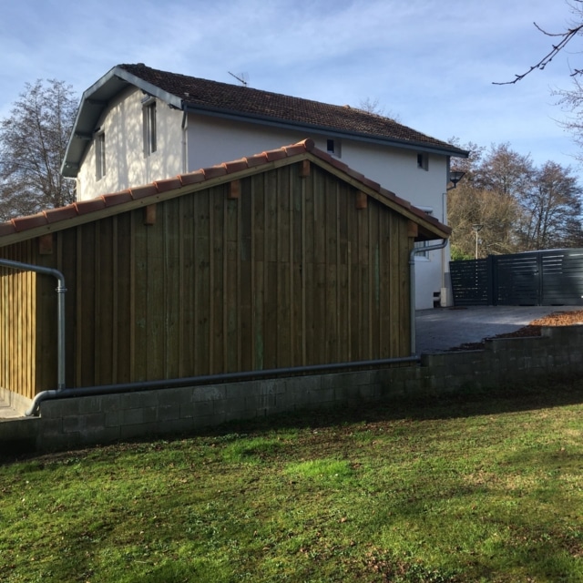 Abri voiture en limite de propriété