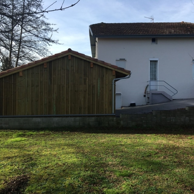 Abri voiture en limite de propriété