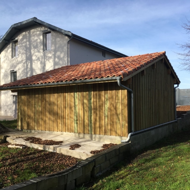 Abri voiture en limite de propriété