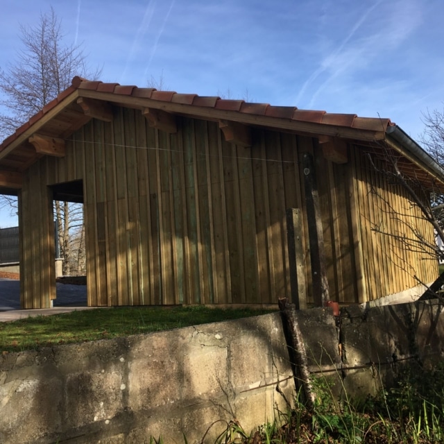 Abri voiture bardée en bardage à couvre-joint