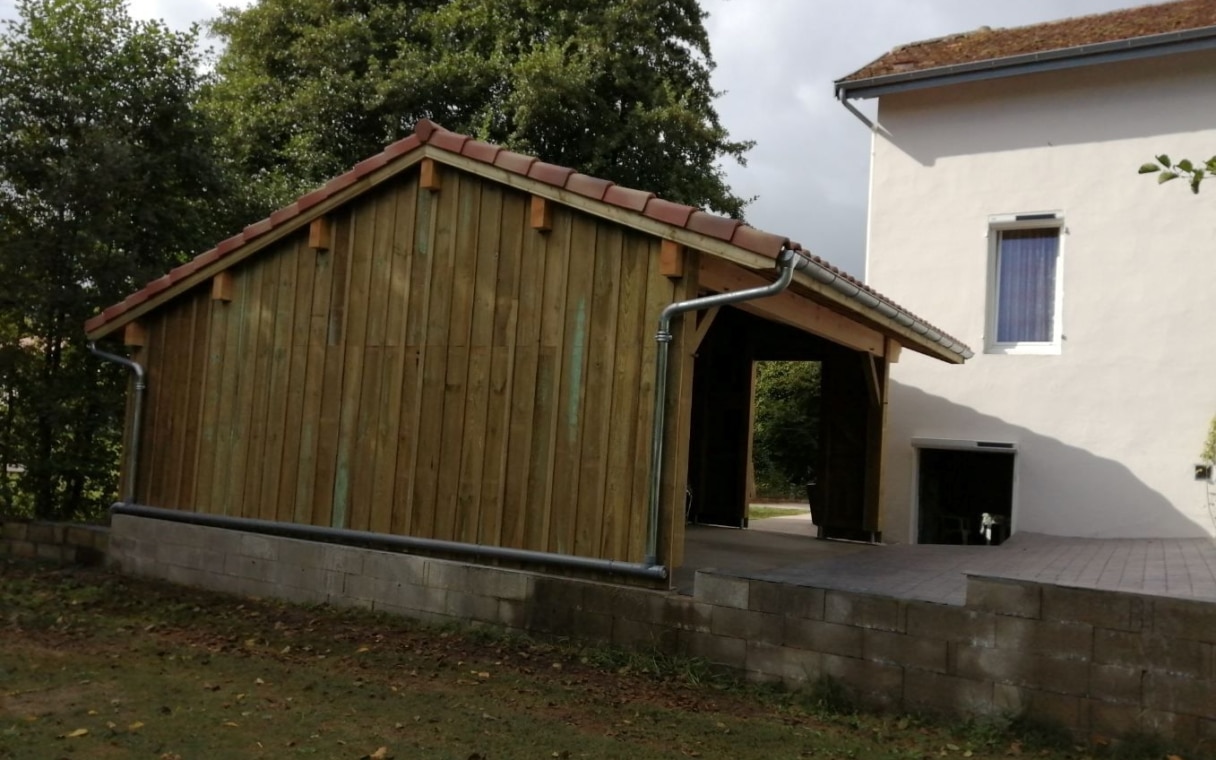 Abri voiture bardée en bardage à couvre-joint