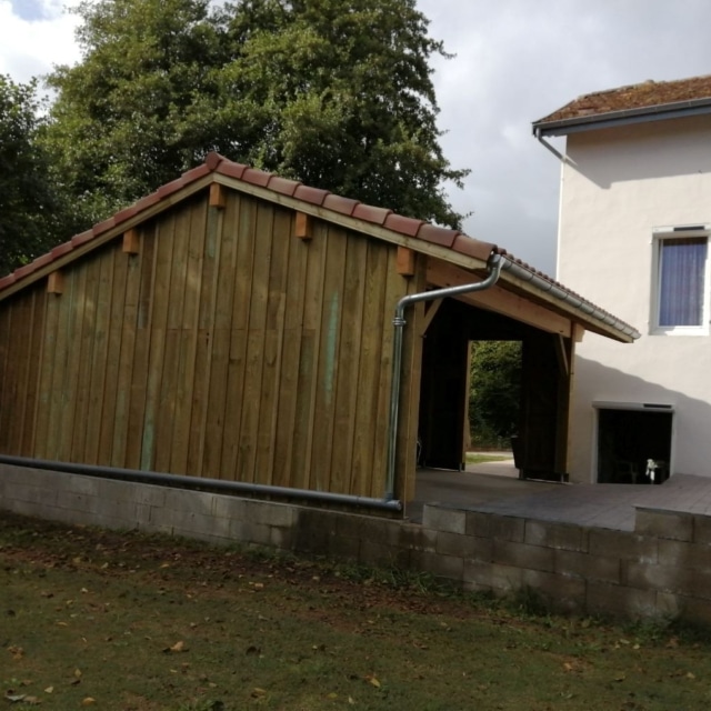 Abri voiture bardée en bardage à couvre-joint