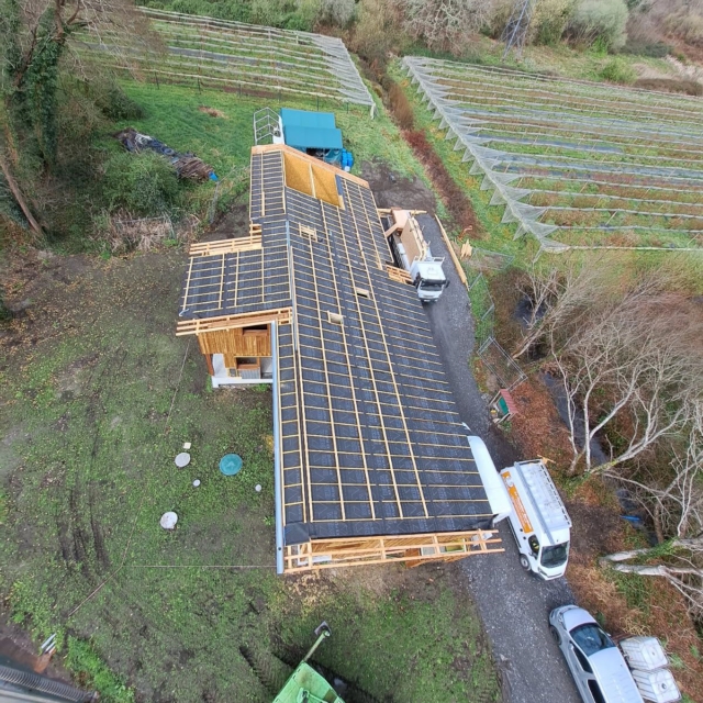 98% des caissons de toiture sont en place, le pare pluie, les lattes de ventilation, pannelettes, isolation, et pare vapeur installés dans le caissons.